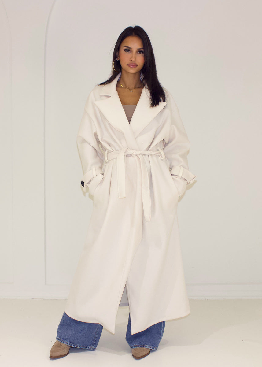 Langer Mantel mit Gürtel