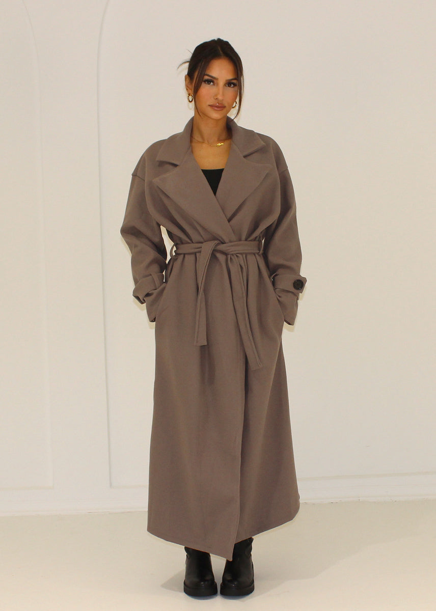 Langer Mantel mit Gürtel