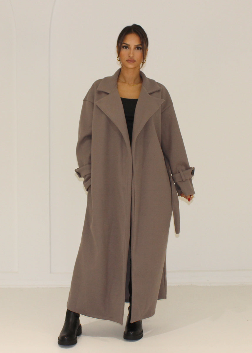 Langer Mantel mit Gürtel