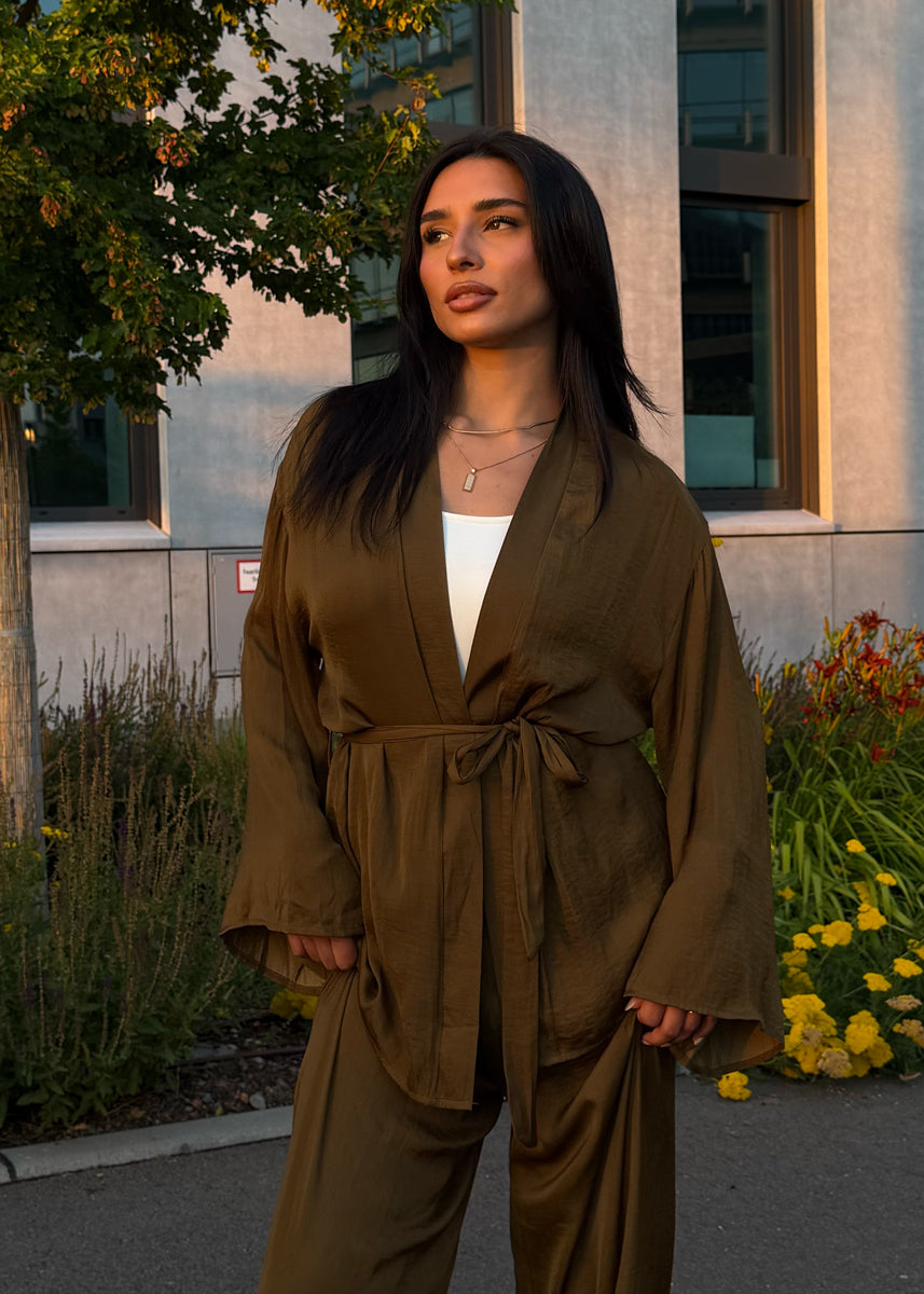 Luftiges Satin-Set in Braun