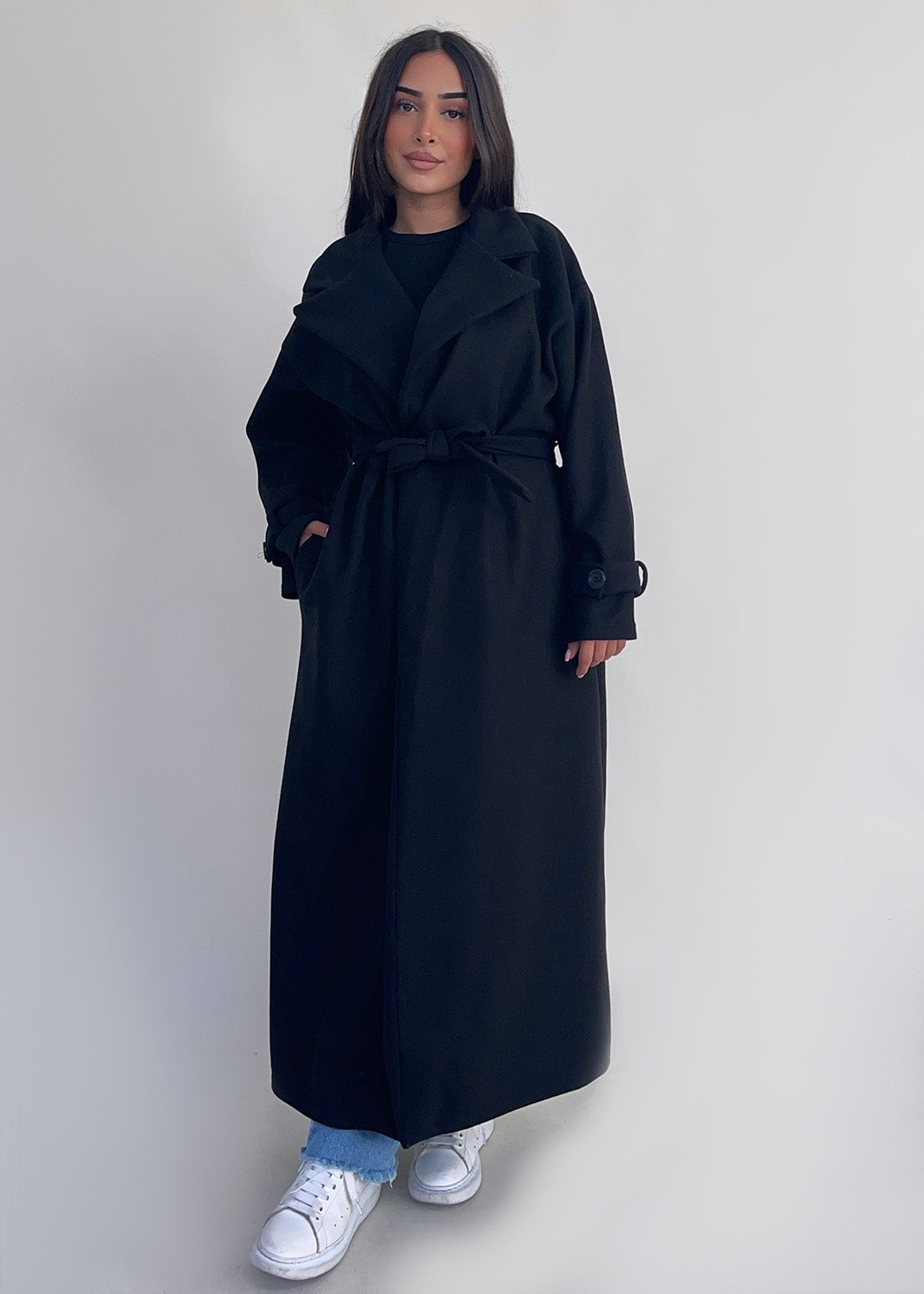 Langer Mantel mit Gürtel