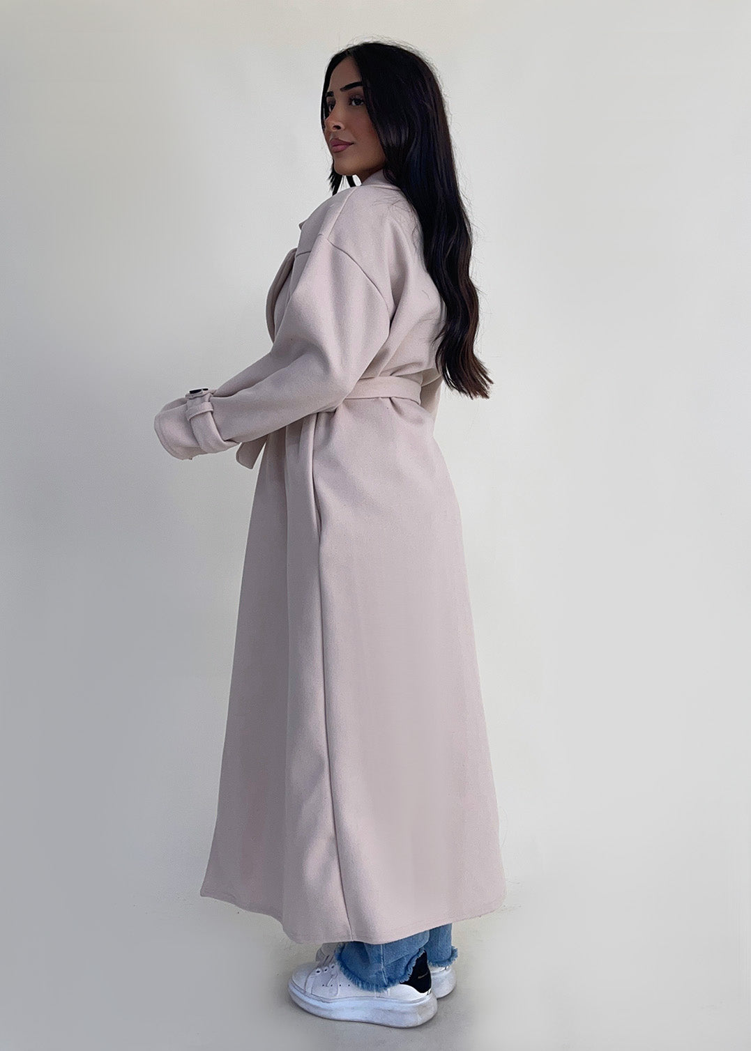 Langer Mantel mit Gürtel