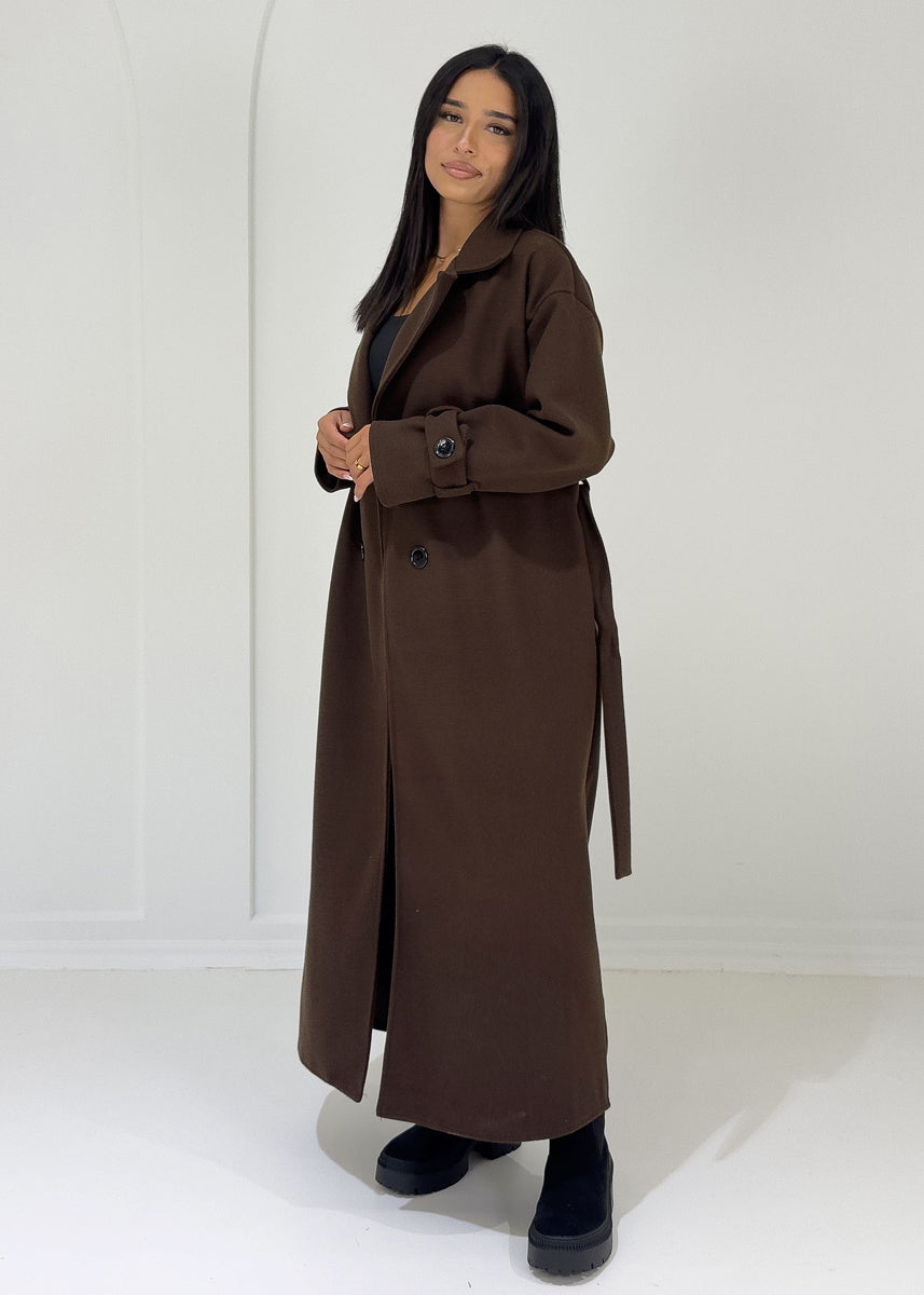 Langer Mantel mit Knöpfen