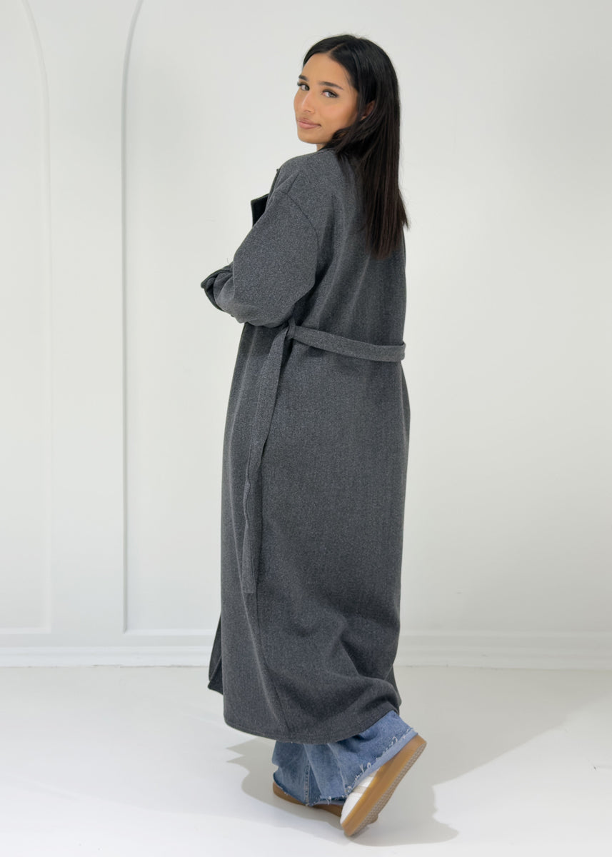 Langer Mantel mit Knöpfen