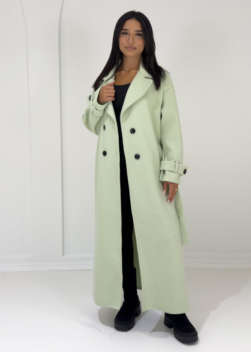 Langer Mantel mit Knöpfen