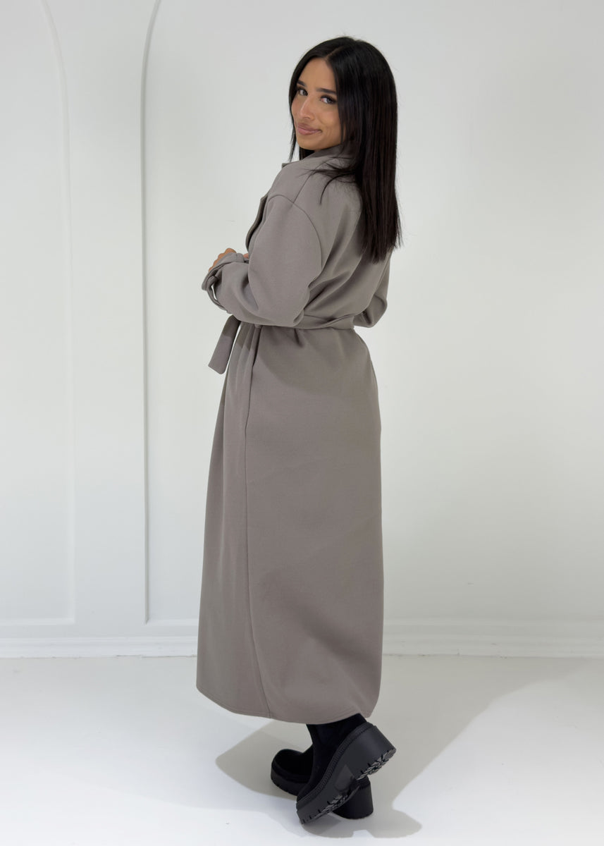 Langer Mantel mit Knöpfen