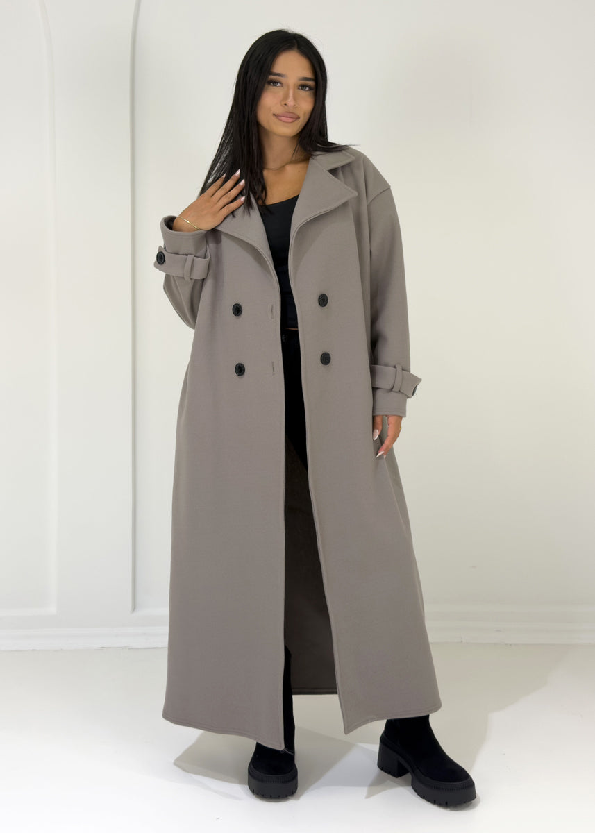 Langer Mantel mit Knöpfen