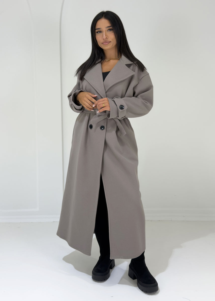 Langer Mantel mit Knöpfen