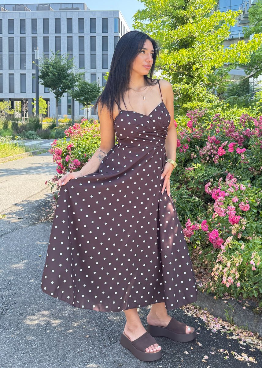 Midikleid mit Punkten & Spaghettiträgern – Braun - NAHA