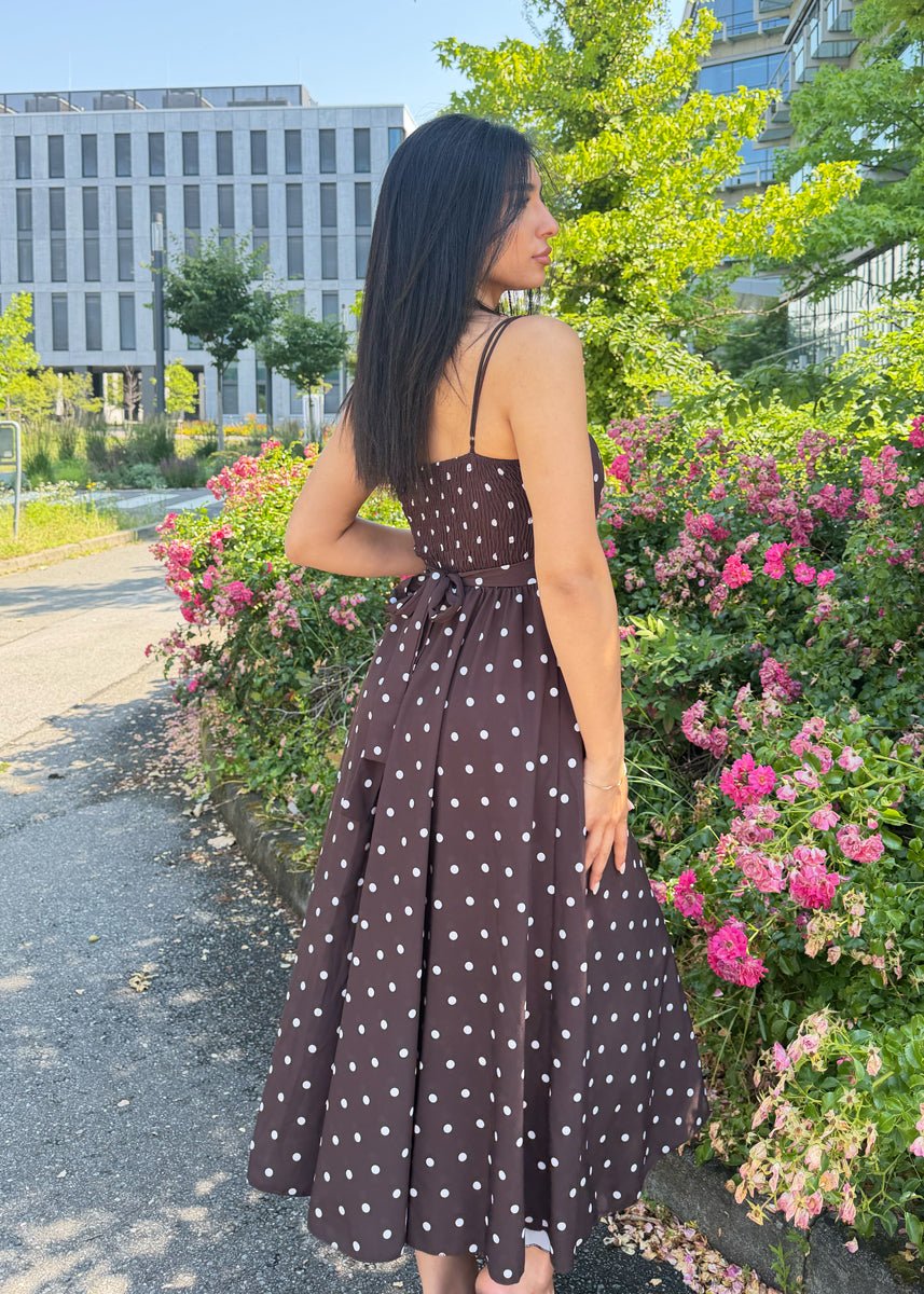 Midikleid mit Punkten & Spaghettiträgern – Braun - NAHA