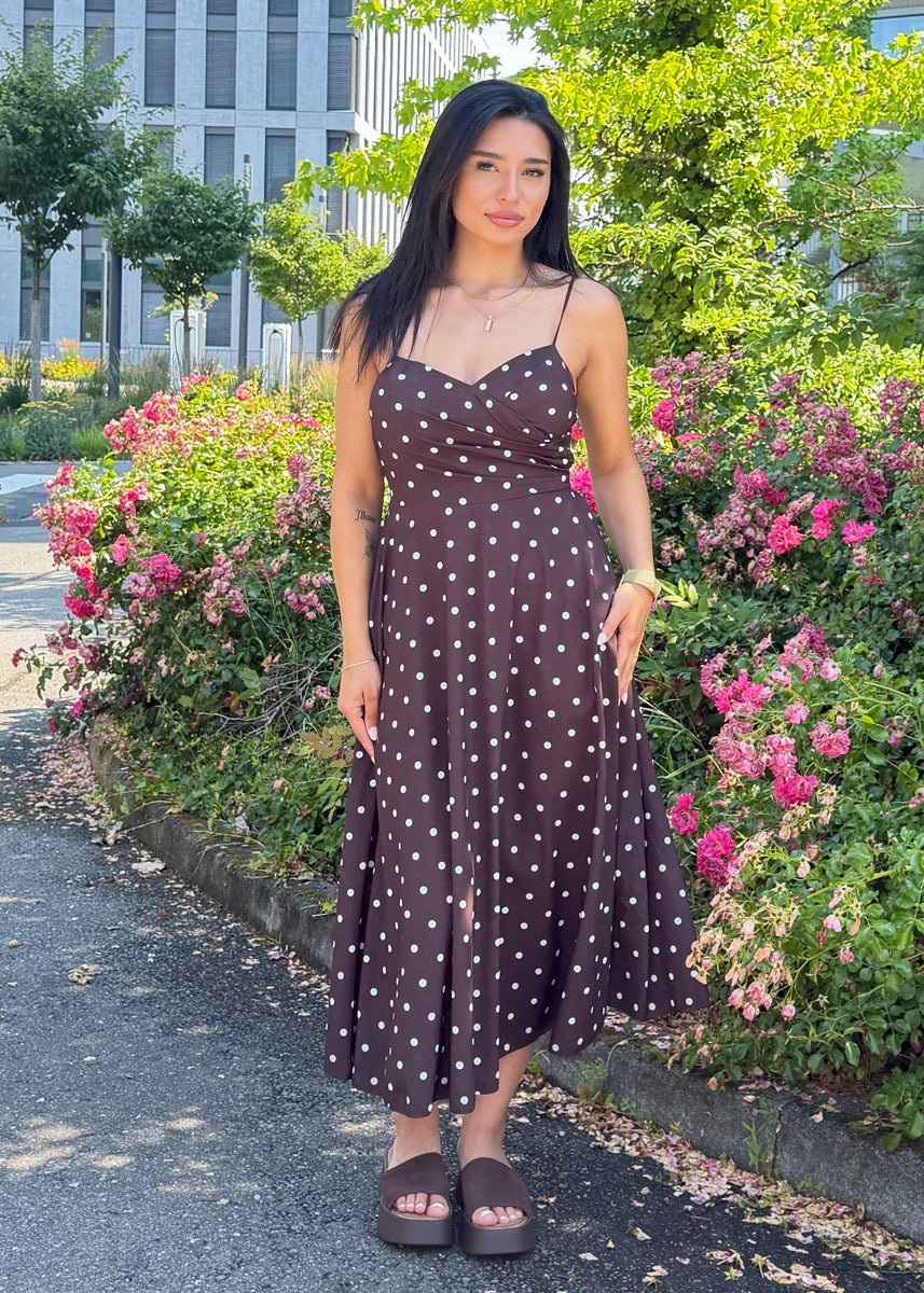 Midikleid mit Punkten & Spaghettiträgern – Braun - NAHA