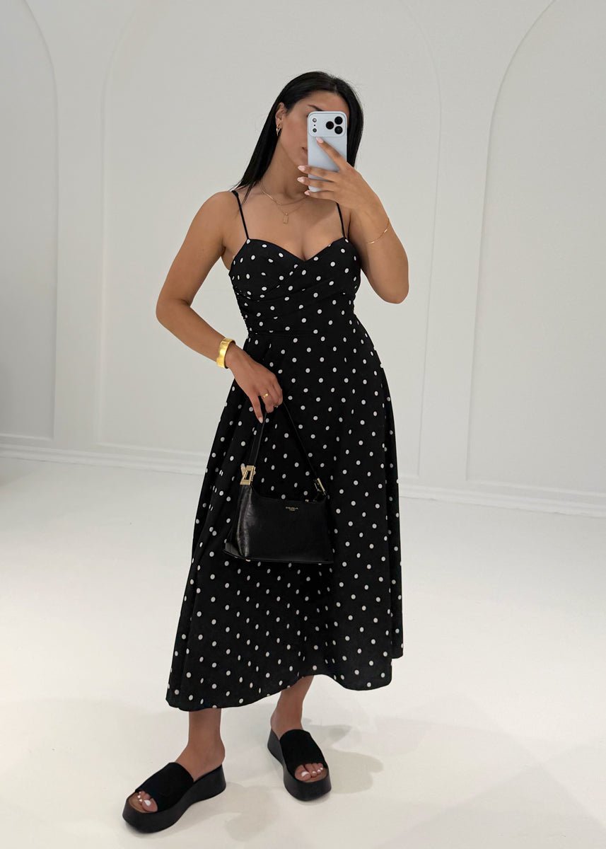 Midikleid mit Punkten & Spaghettiträgern – Schwarz - NAHA