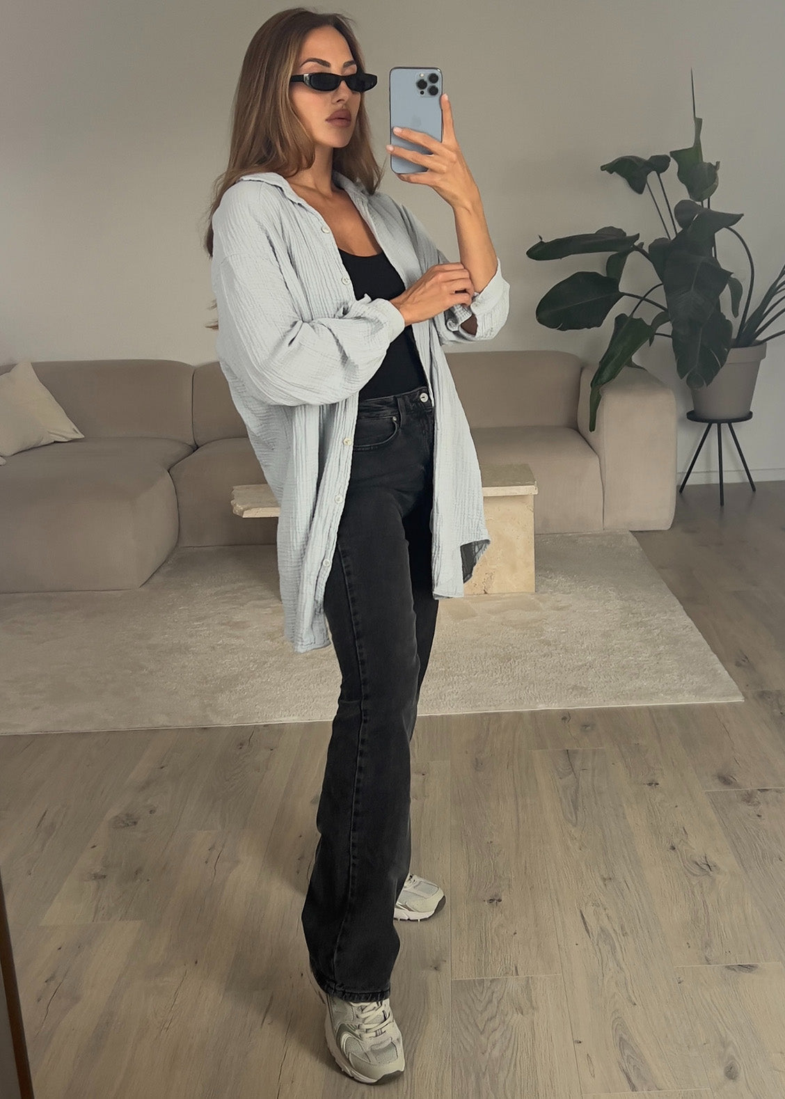 Lange Musselin-Bluse in Hellgrau – Oversize-Stil aus Baumwolle von NAHA.