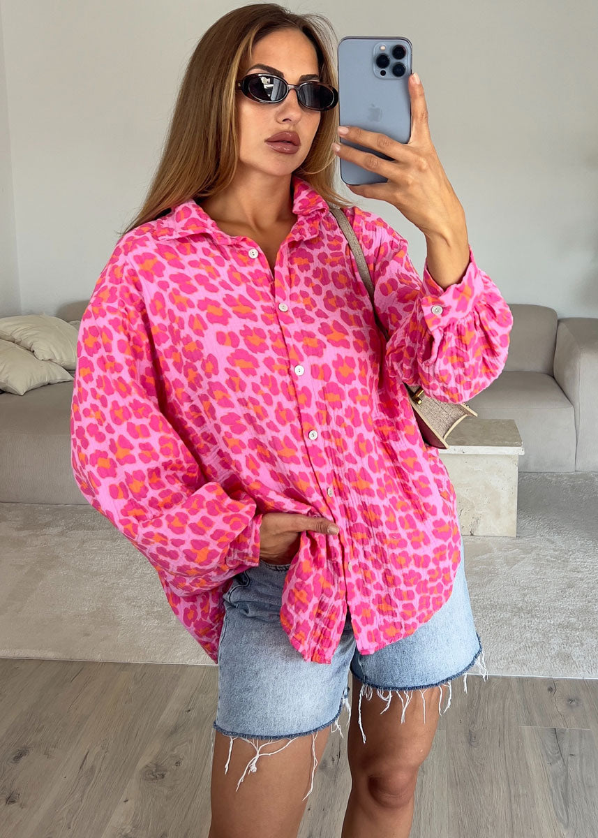 Oversize-Musselin-Bluse mit pinkfarbenem Leo-Muster – NAHA