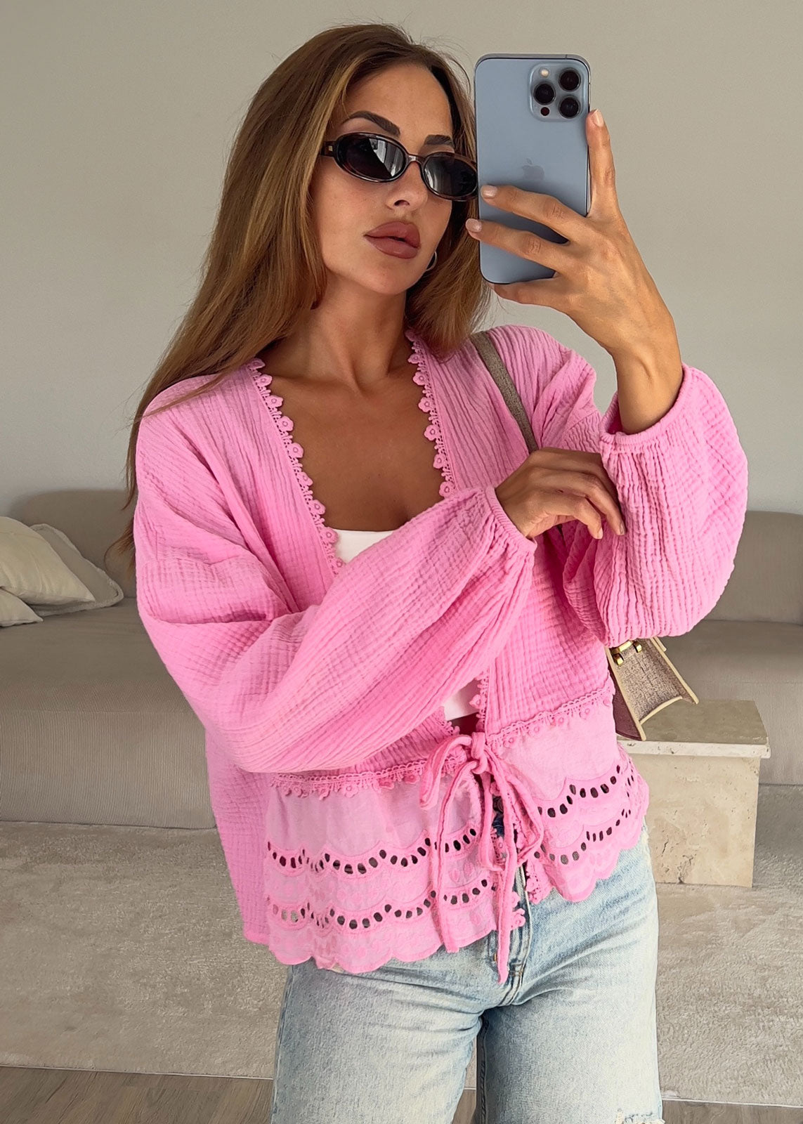 Leichte Musselin Damenbluse in Rosa mit Lochmuster