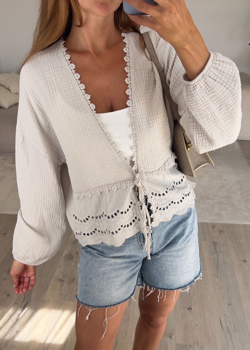 Musselin-Weste in Beige mit Lochstickerei und Taillierung – NAHA