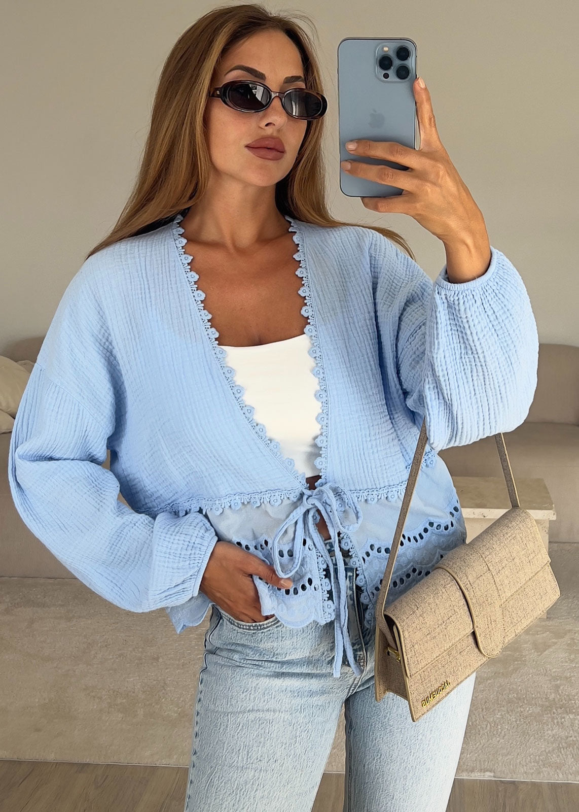 Musselin-Weste in Blau mit Bindegürtel und Lochstickerei – NAHA