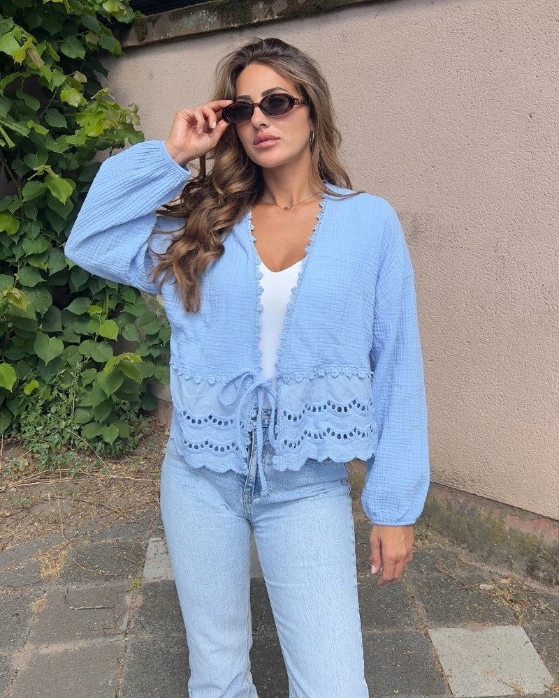 Musselin-Weste in Blau mit Bindegürtel und Lochstickerei – NAHA