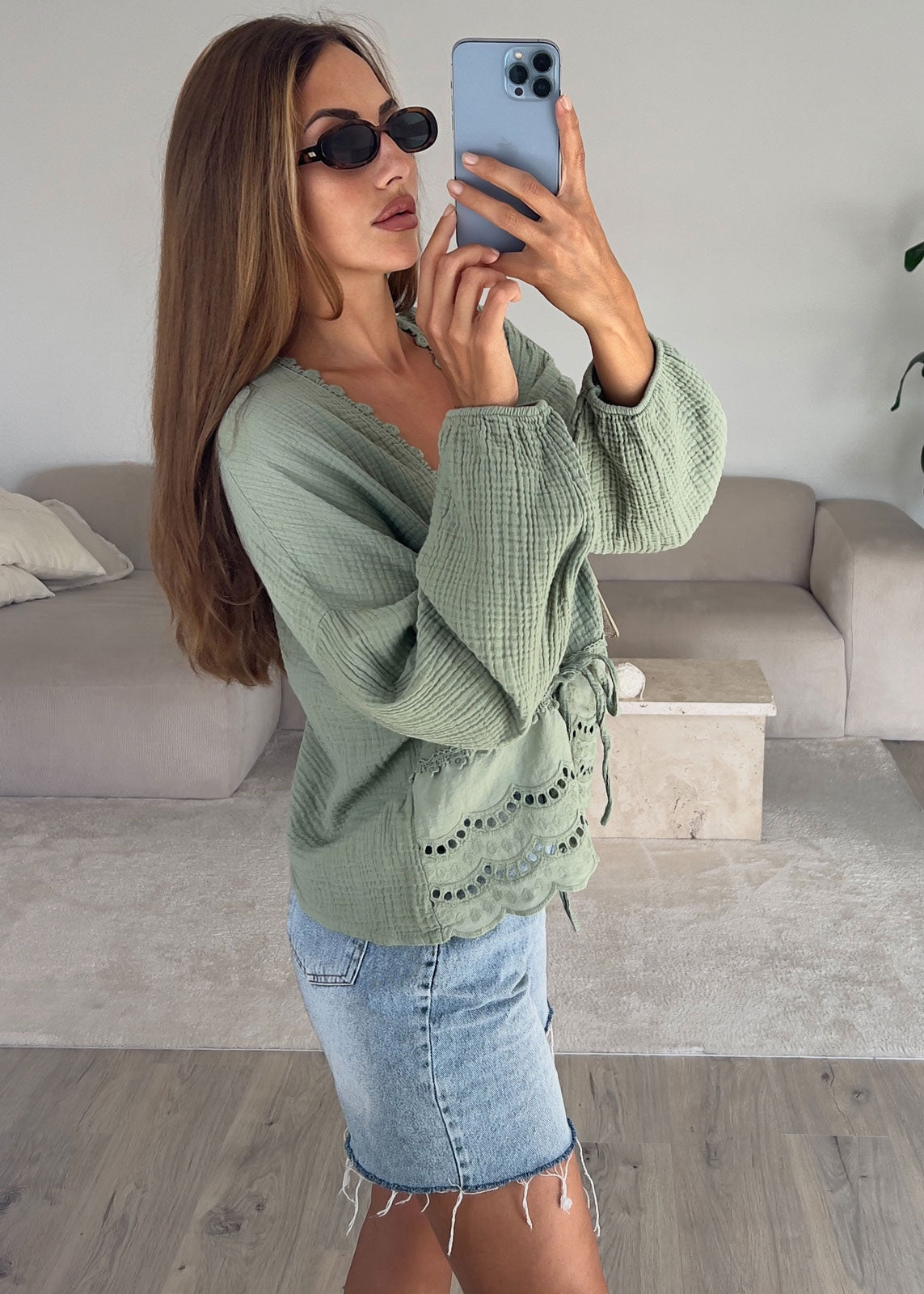 Musselin-Weste in Khaki mit Lochstickerei und Bindegürtel – NAHA