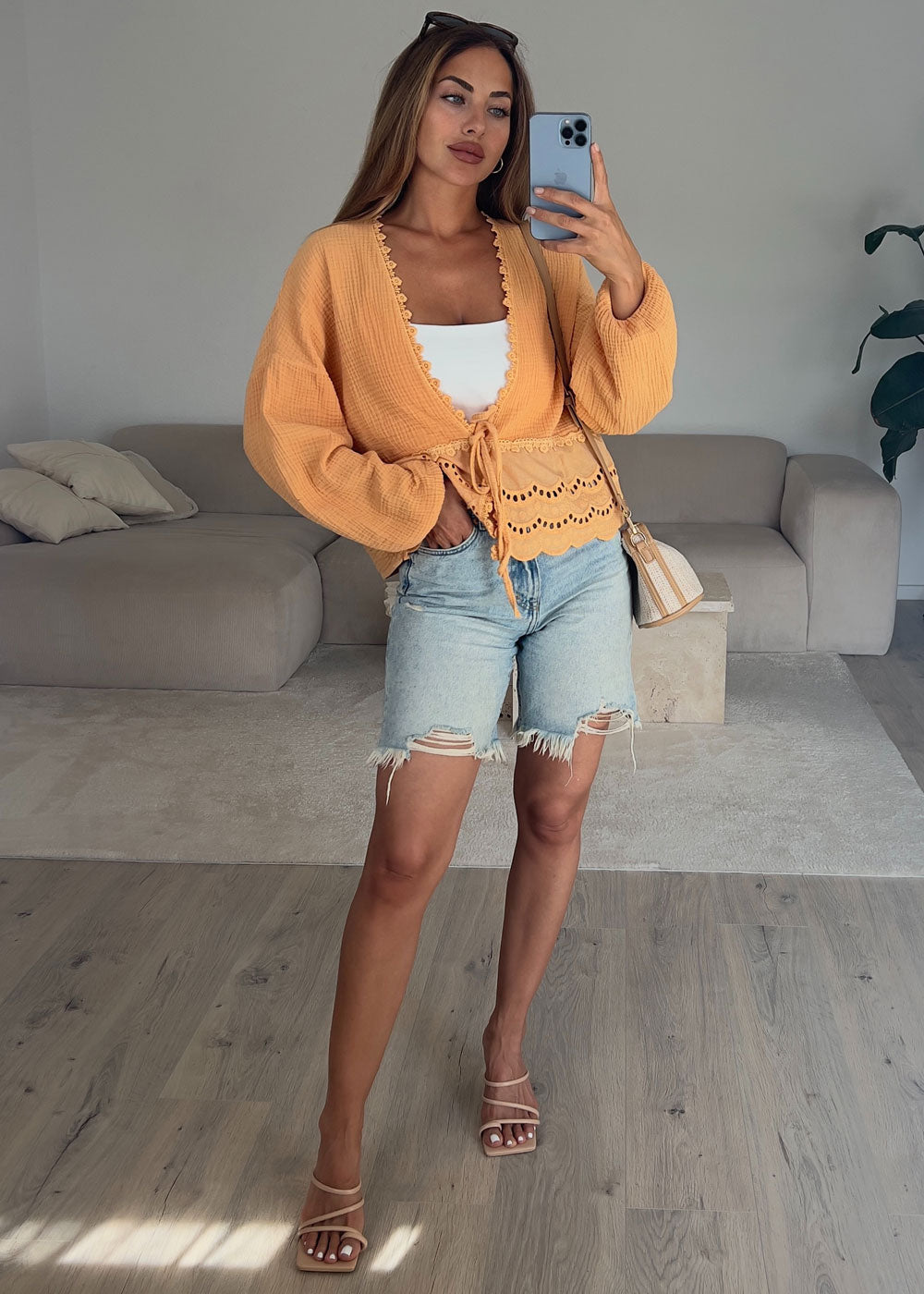 Musselin-Weste in Orange mit Lochstickerei und Bindegürtel – NAHA