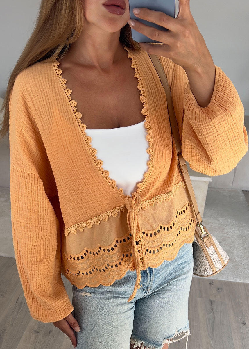 Musselin-Weste in Orange mit Lochstickerei und Bindegürtel – NAHA