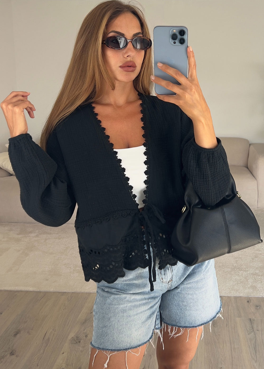 Schwarze Musselin-Bluse mit Lochstickerei und Bindegürtel