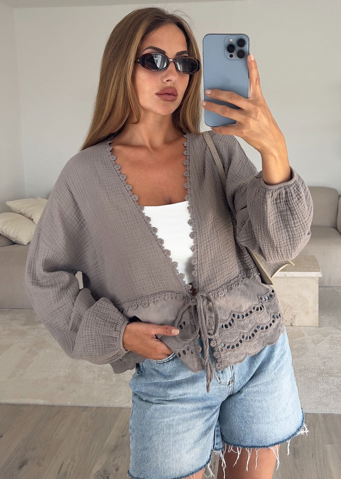 Musselin-Weste in Taupe mit Lochstickerei und Bindegürtel