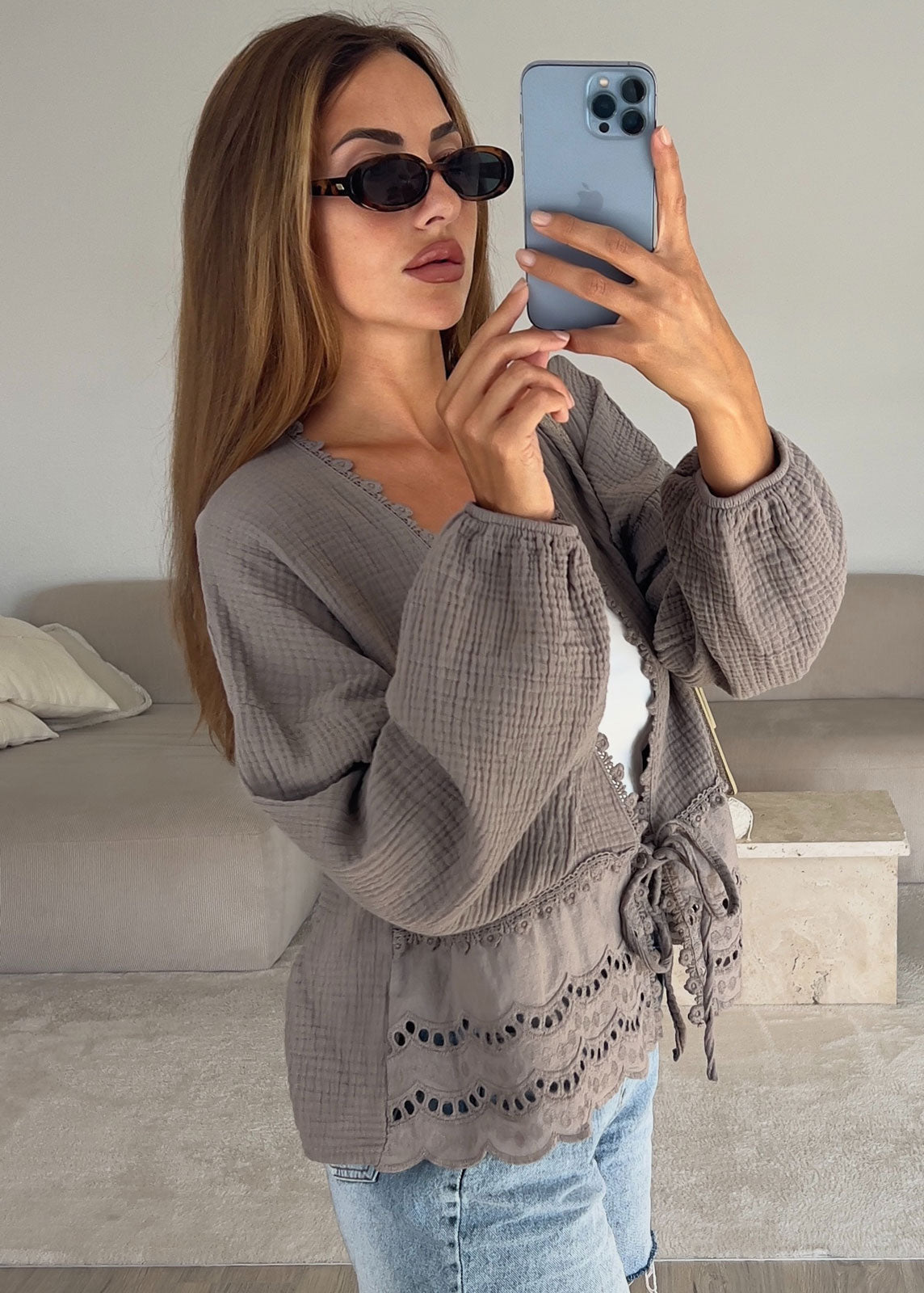 Musselin-Weste in Taupe mit Lochstickerei und Bindegürtel