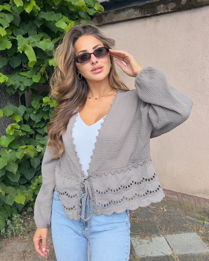 Musselin-Weste in Taupe mit Lochstickerei und Bindegürtel