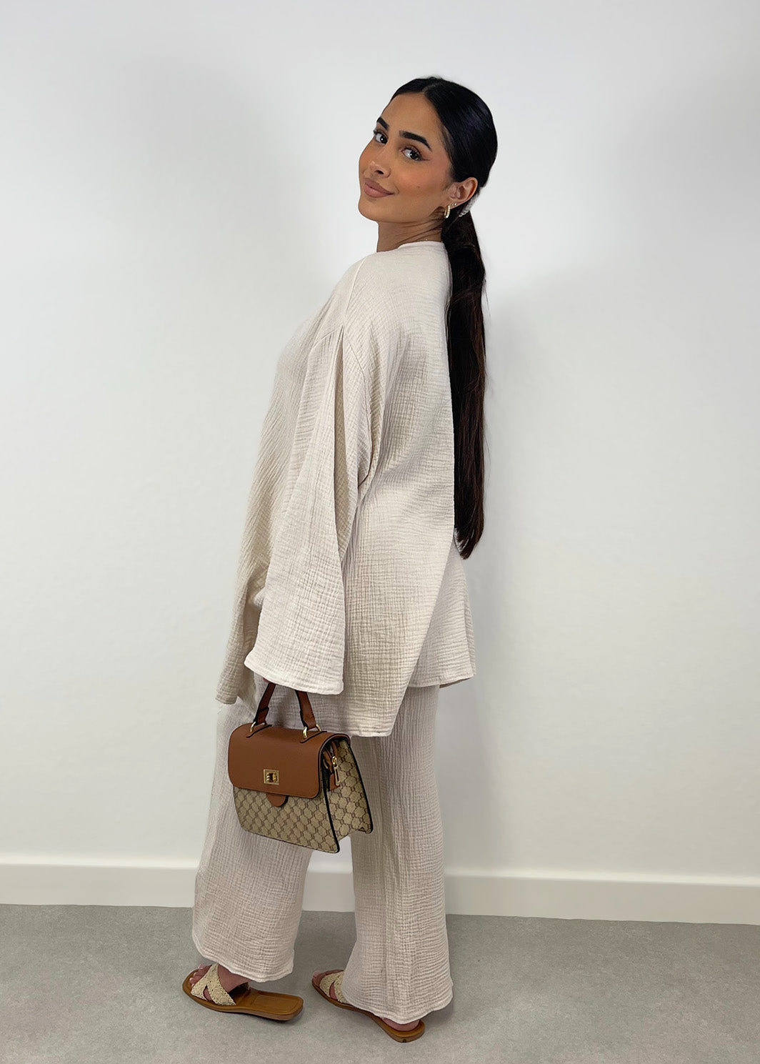 Rückansicht des beigefarbenen Musselin-Zweiteilers mit Oversize-Bluse und geradem Schnitt