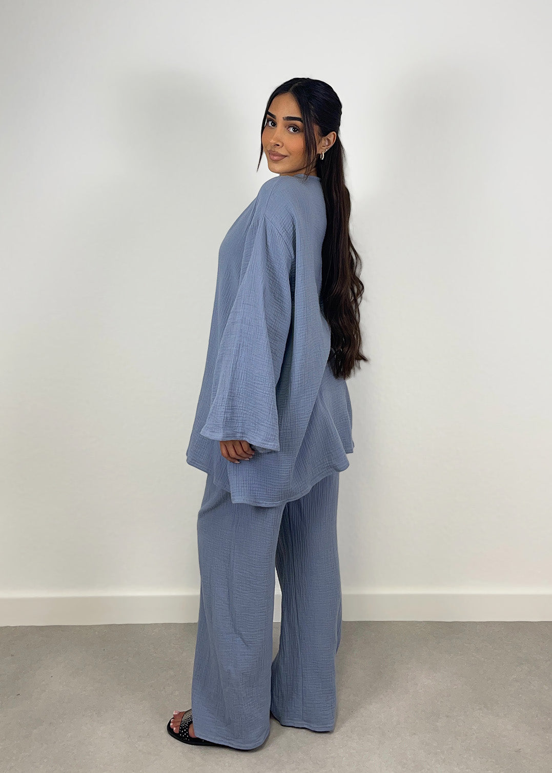Rückansicht des blauen Musselin-Zweiteilers mit Oversize-Bluse und weiter Hose