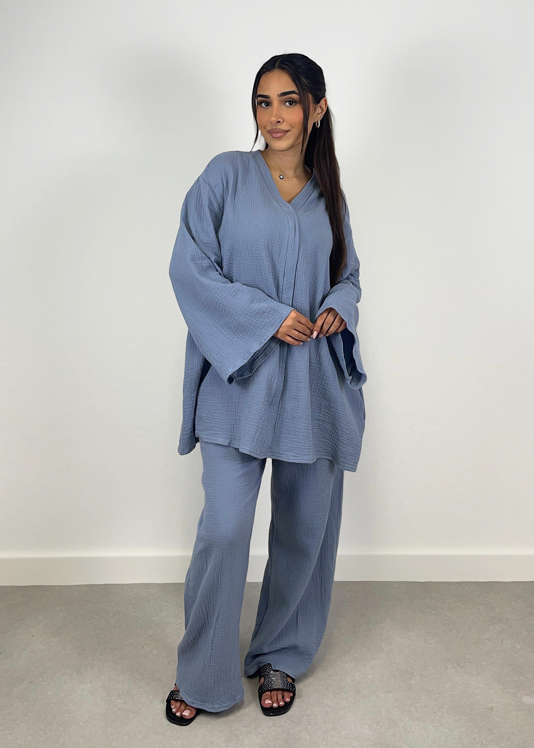 Seitenansicht des blauen Musselin-Zweiteilers – lockerer Schnitt und fließender Stoff