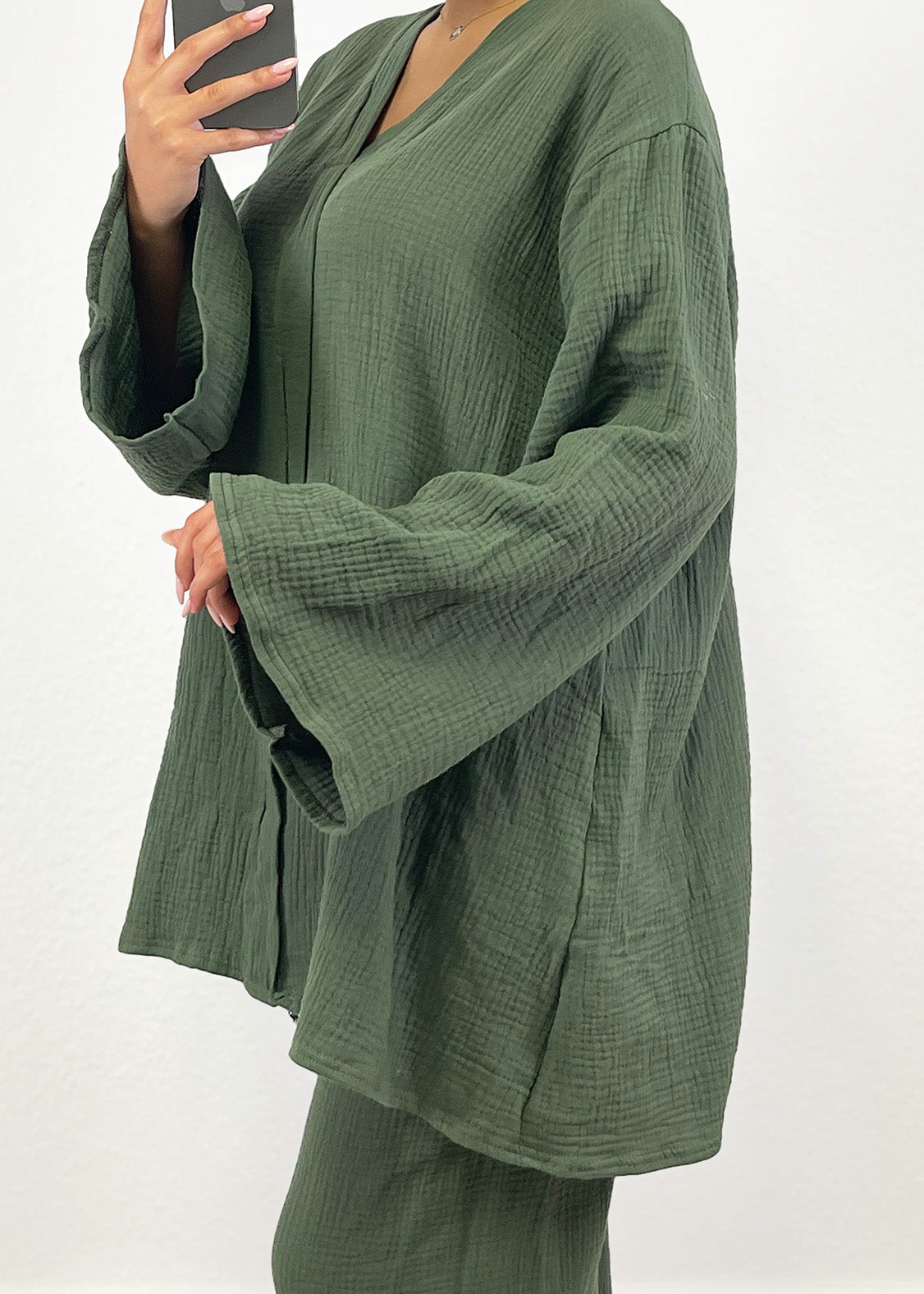 Detailansicht des gecrashten Musselin-Stoffs in Khaki – 100 % Baumwolle