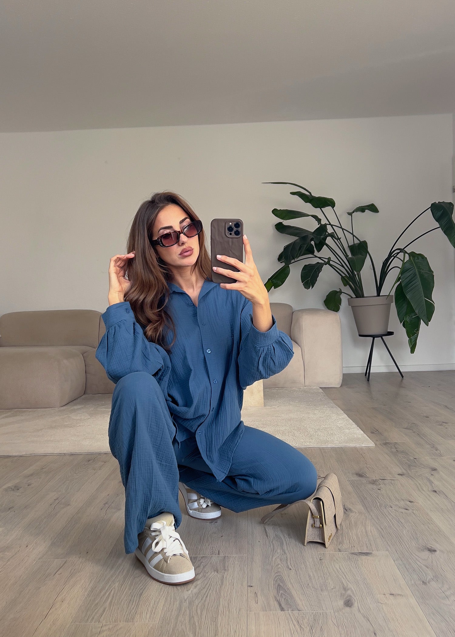 Modell präsentiert einen petrolfarbenen Musselin-Zweiteiler mit lockerem Hemd und weiter Hose