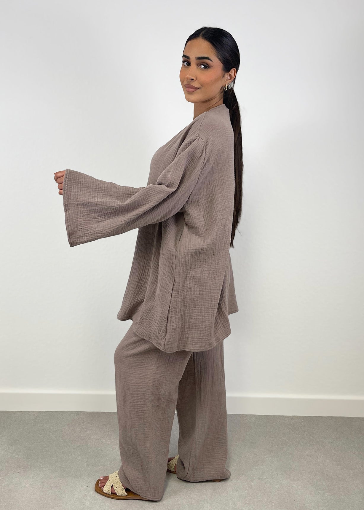 Rückansicht des taupefarbenen Musselin-Zweiteilers mit lockerer Bluse und geradem Schnitt