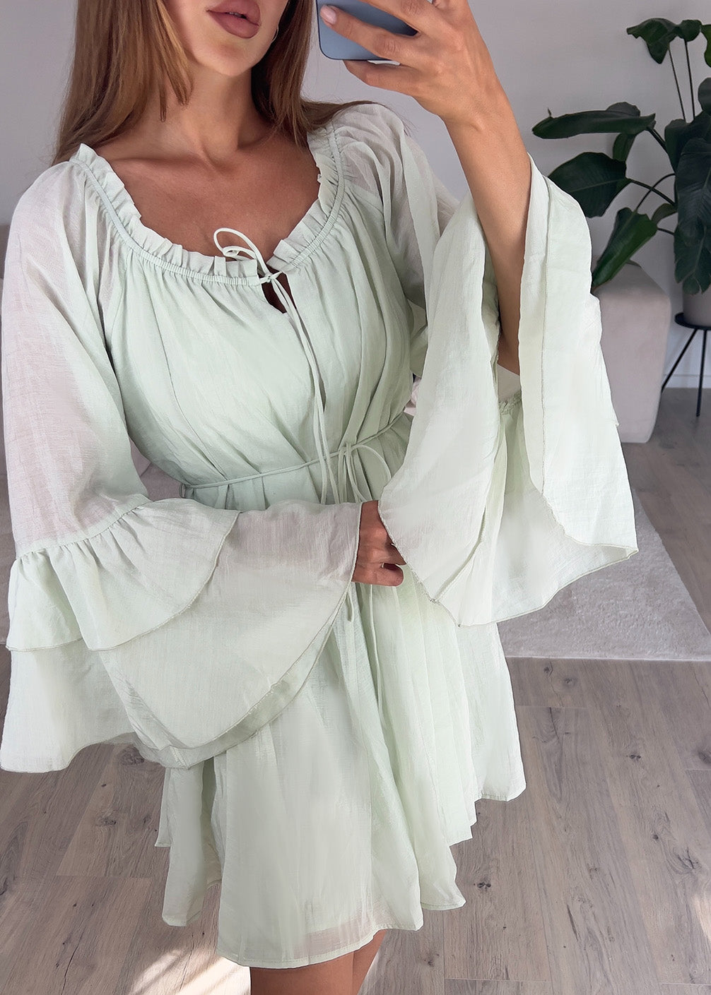 Modell trägt kurzes mint Kleid mit weiten Ärmeln – luftiger Look für Frühling und Sommer von NAHA.