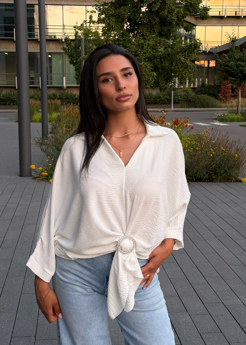 Oversize-Bluse mit Schmuckring-Detail Weiss