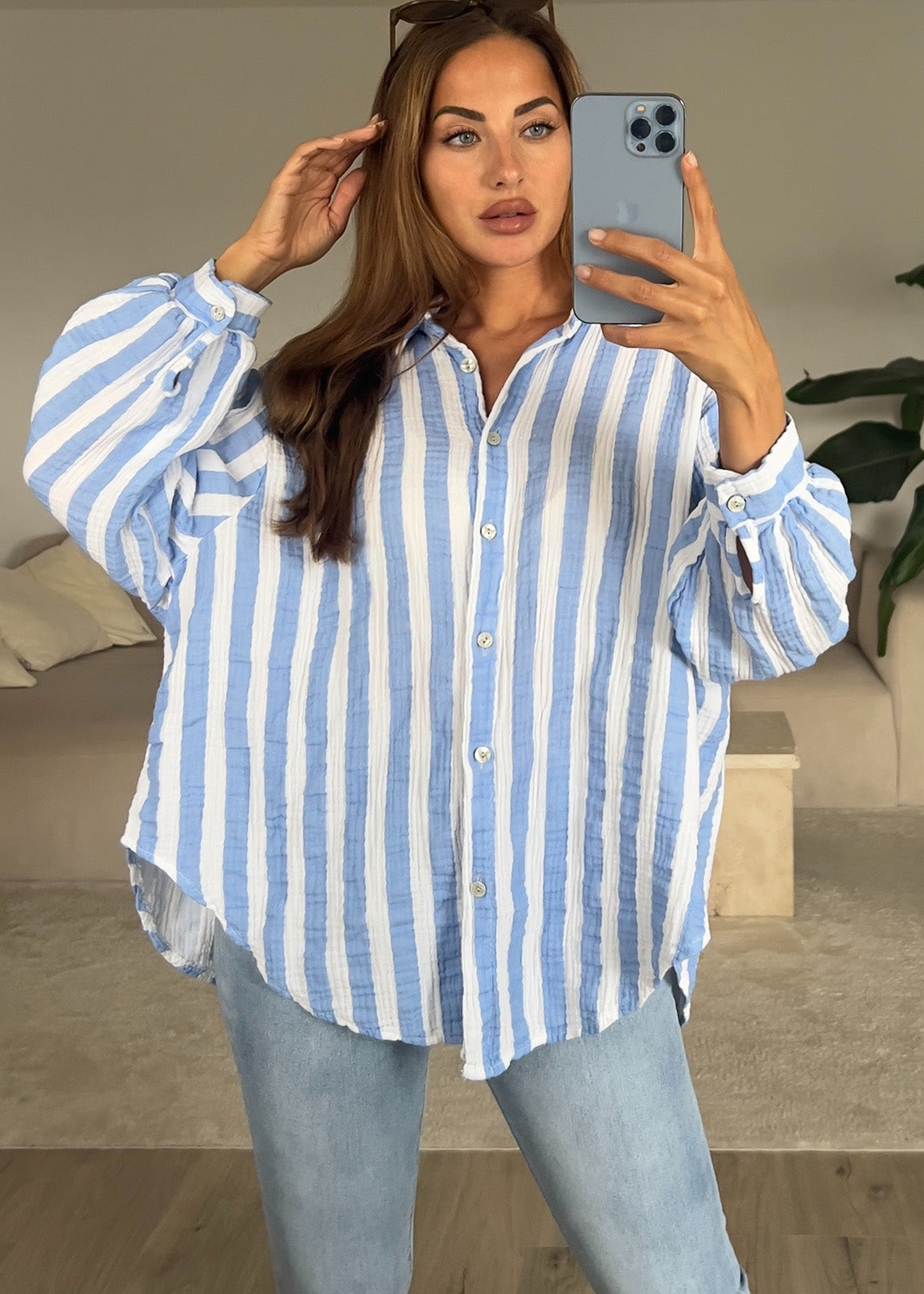 Baumwollbluse in Blau-Weiß gestreift – Oversize-Stil von NAHA.