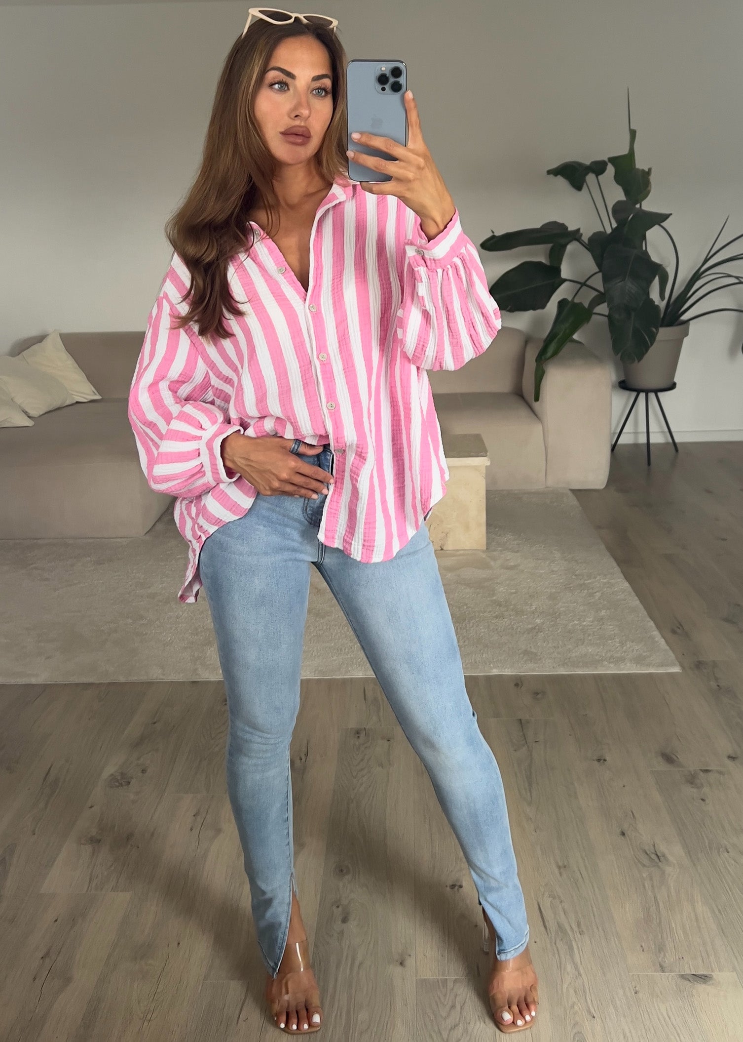 Gestreifte Baumwollbluse in Pink – kombiniert mit Skinny Jeans von NAHA.