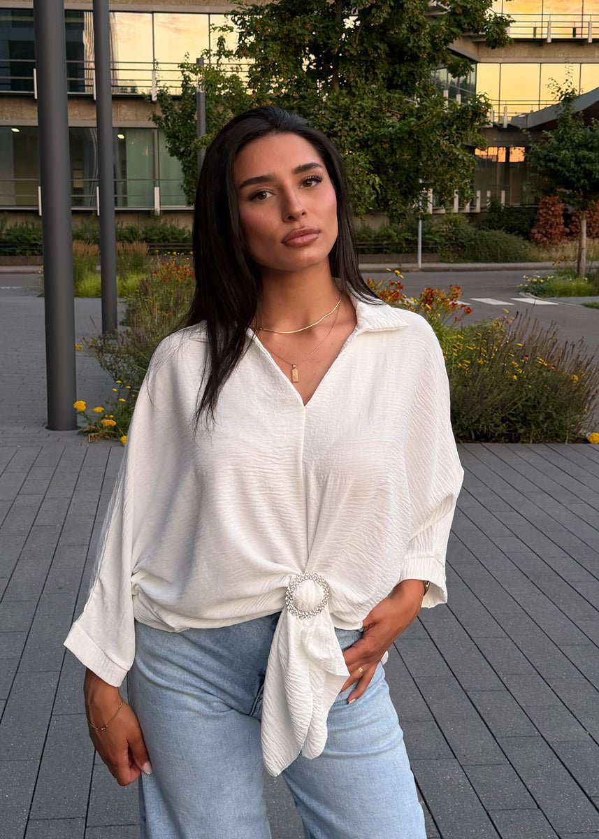 Oversize-Bluse mit Schmuckring-Detail Weiss - NAHA