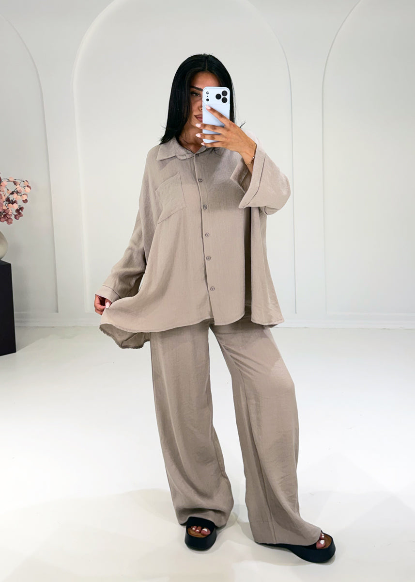 Weites Set aus Hemd und Hose Taupe
