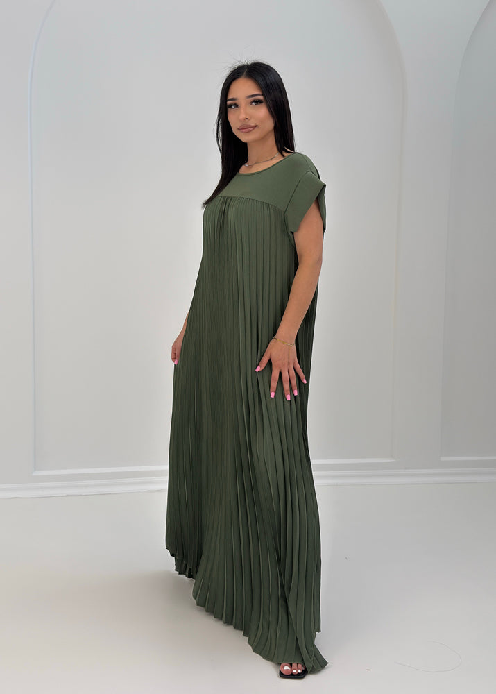 Frau trägt plissiertes Maxikleid in Khaki mit Rundhalsausschnitt