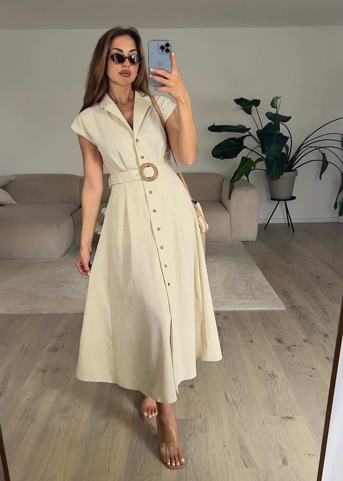 Frau trägt ärmelloses Hemdkleid in Beige mit Knopfleiste – Sommerlook von NAHA