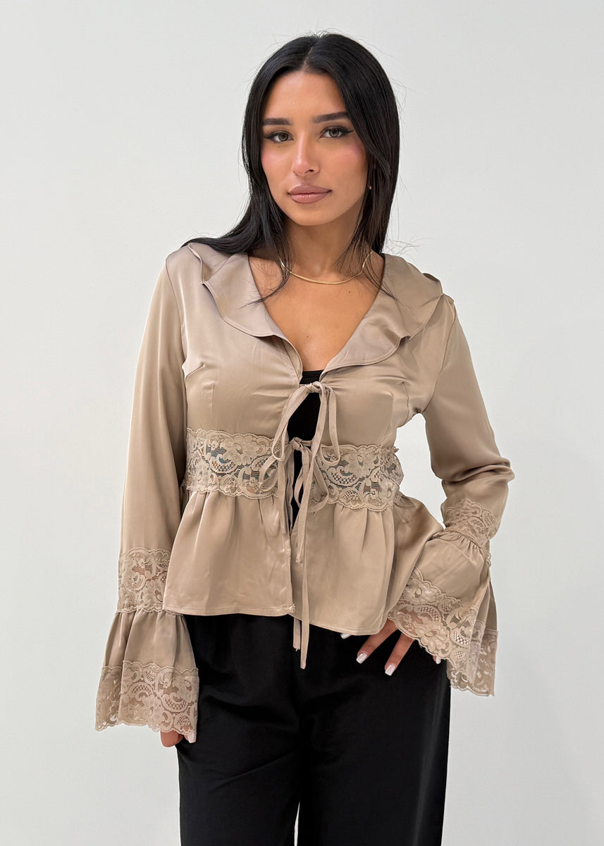 Modell trägt eine Damen Satinbluse mit Spitze, ausgestellten Ärmeln und Bindeband – NAHA Fashion