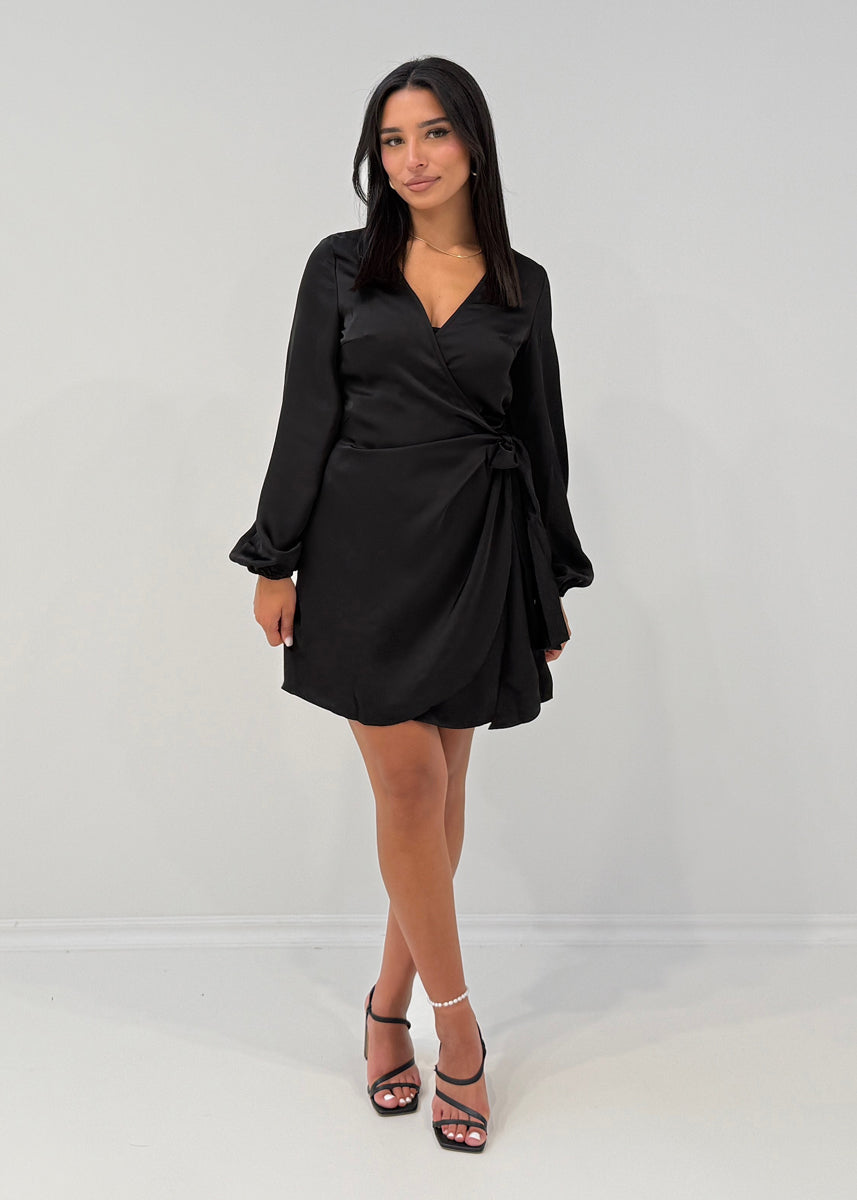 Modell trägt ein kurzes Damen Satinkleid mit Wickelausschnitt und Bindegürtel – NAHA Fashion