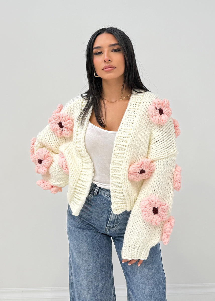 Strickjacke mit Häkelblumen