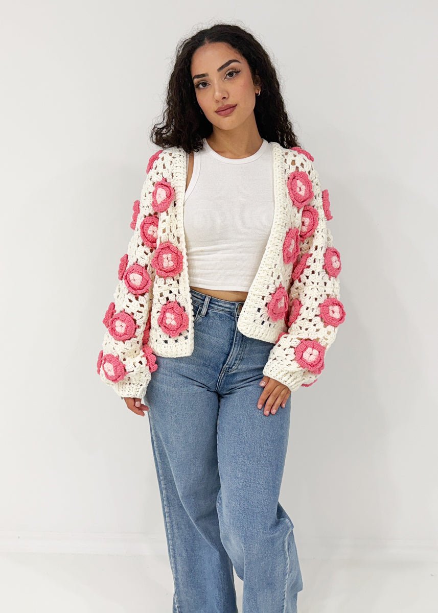 Strickjacke mit Häkelblumen - NAHA