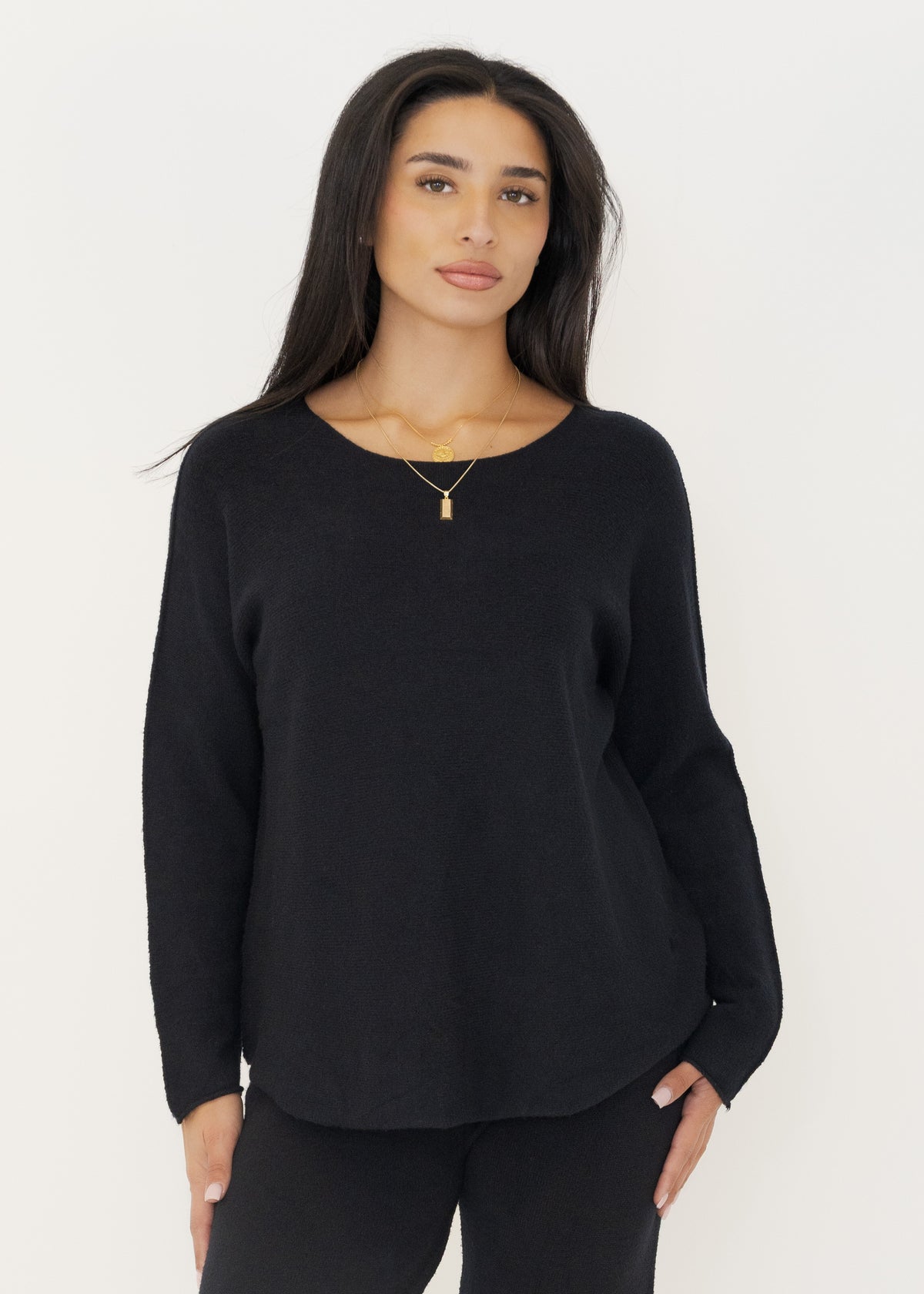 Schwarzer Feinstrick-Pullover mit U-Boot-Ausschnitt und abgerundetem Saum, Ansicht von vorne