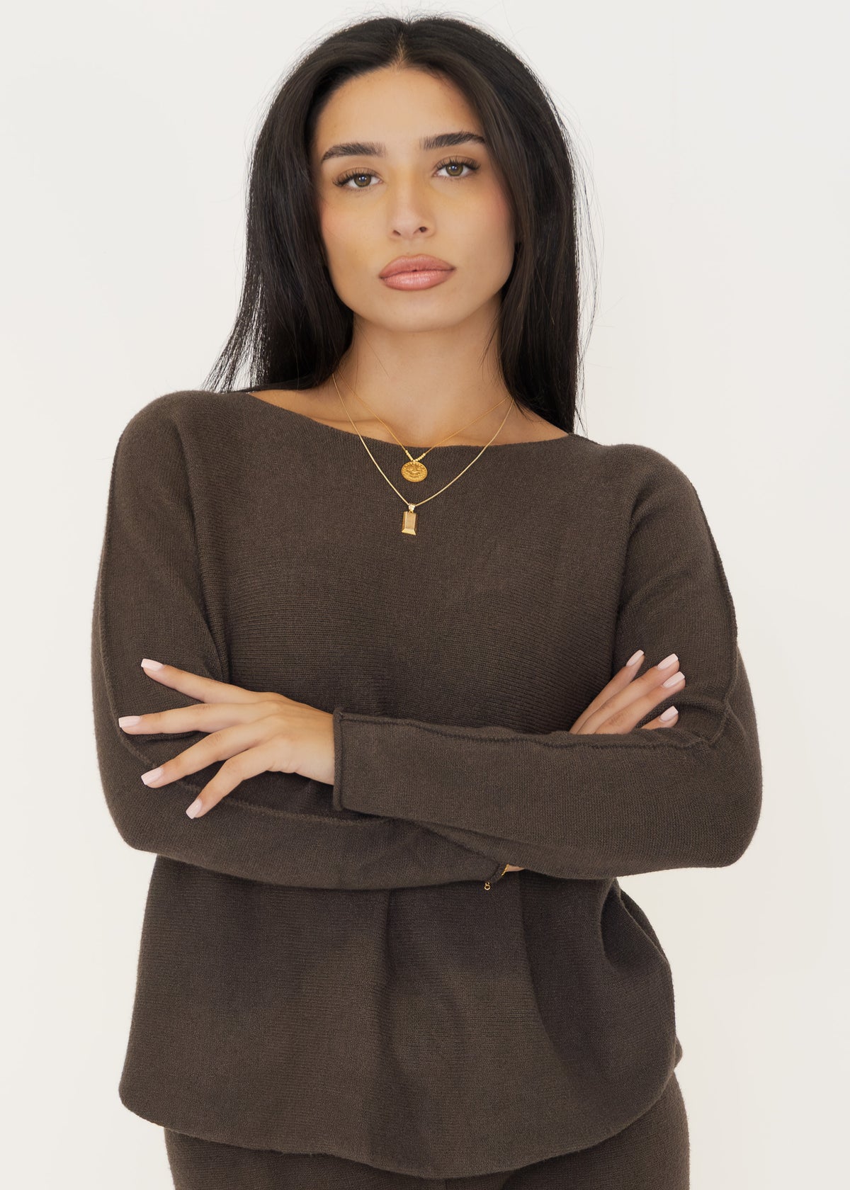 Dunkelbrauner Feinstrick-Pullover mit U-Boot-Ausschnitt, Model mit verschränkten Armen