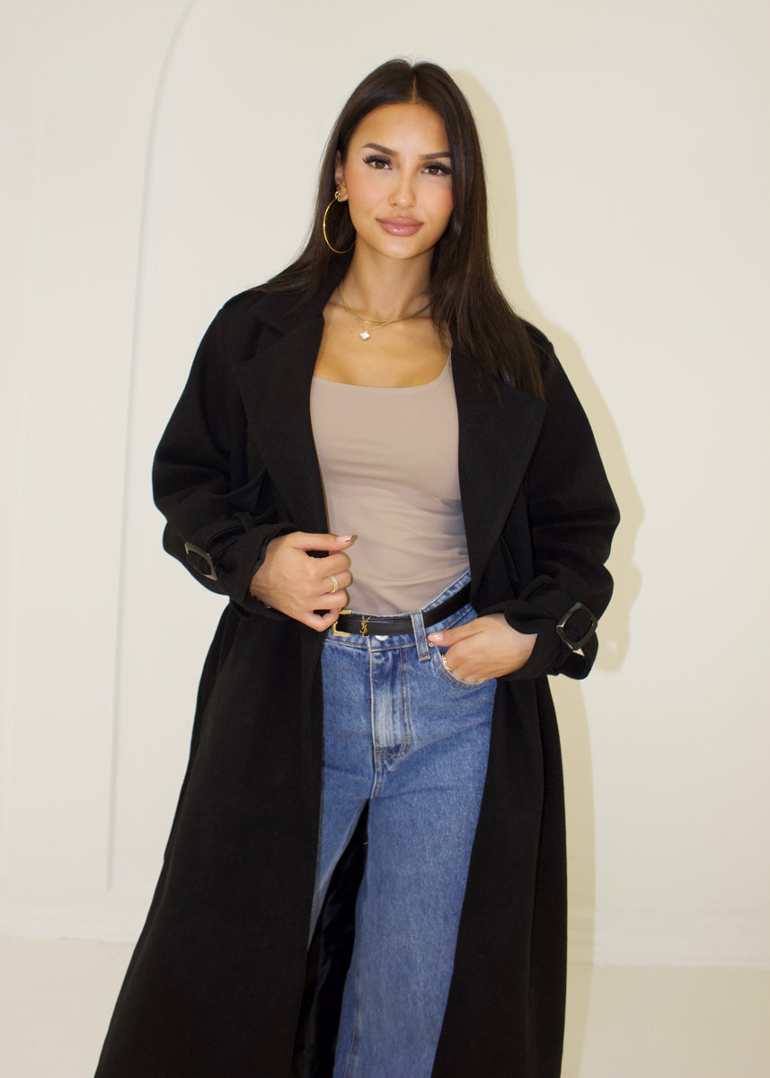 Langer Trenchcoat mit Bindegürtel